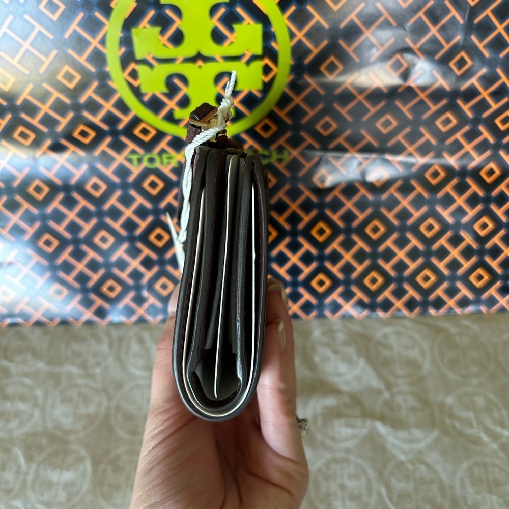 Tory Burch McGraw Bifold Wallet Wine - Picture 2 of 13